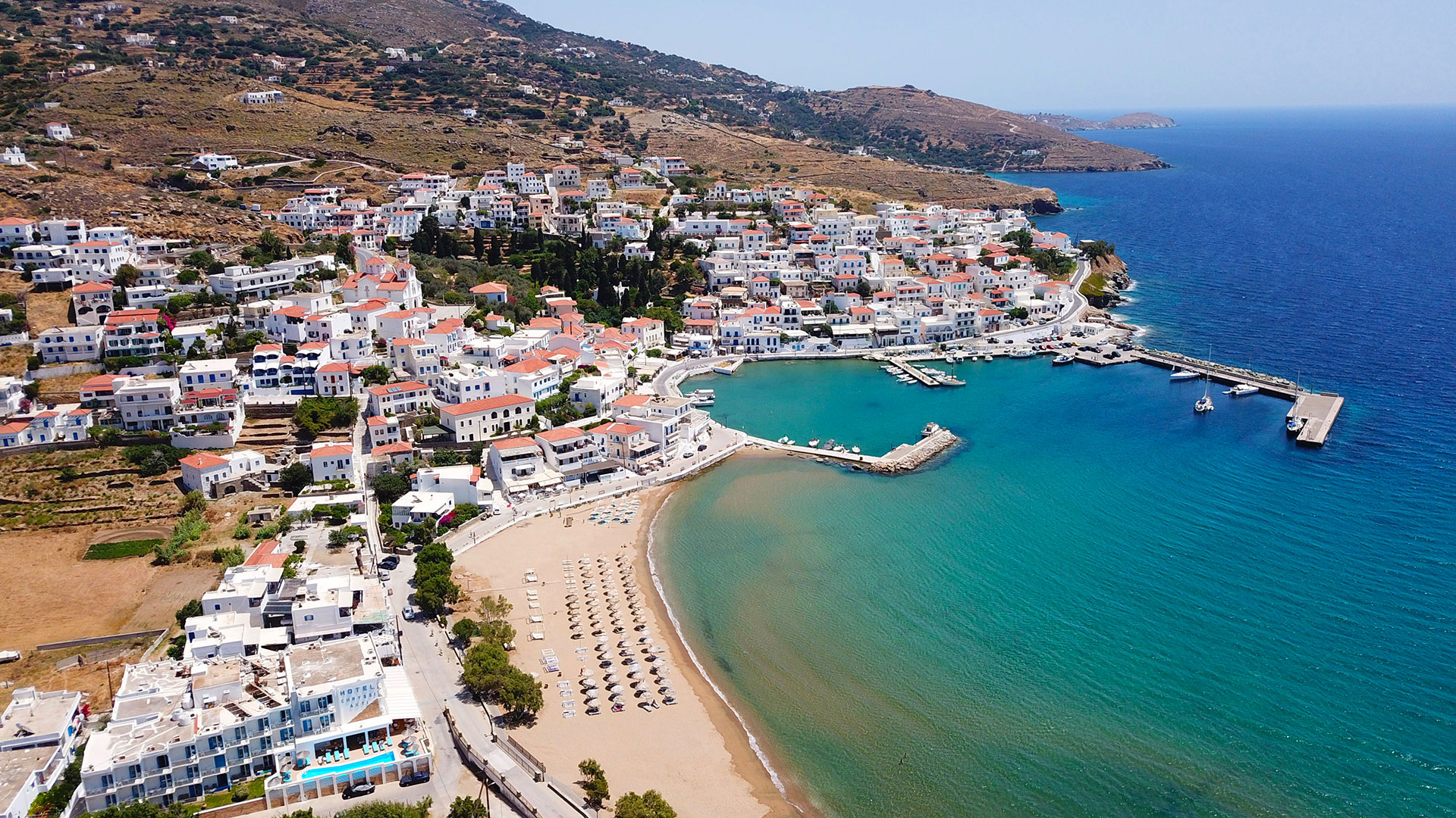 Η παραλία και το χωριό του Μπατσί στην Άνδρο
